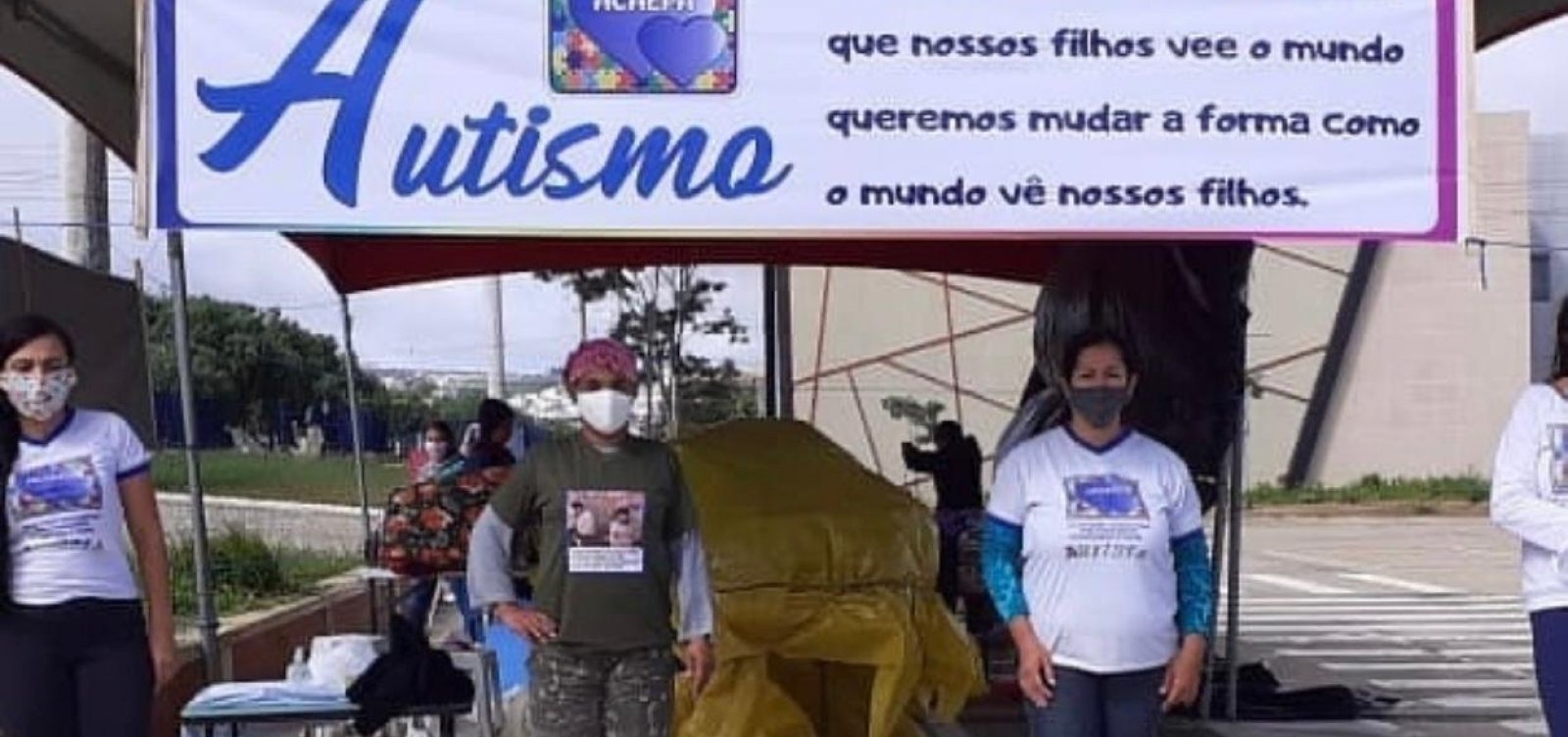 Conquista: Pais de autistas fazem acampamento para conseguir reunião com prefeito