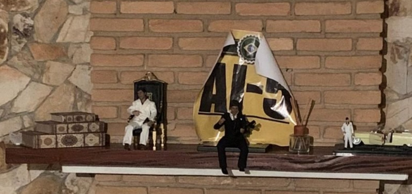 Casa onde Fabrício Queiroz estava escondido tem poster do AI-5 colado na parede