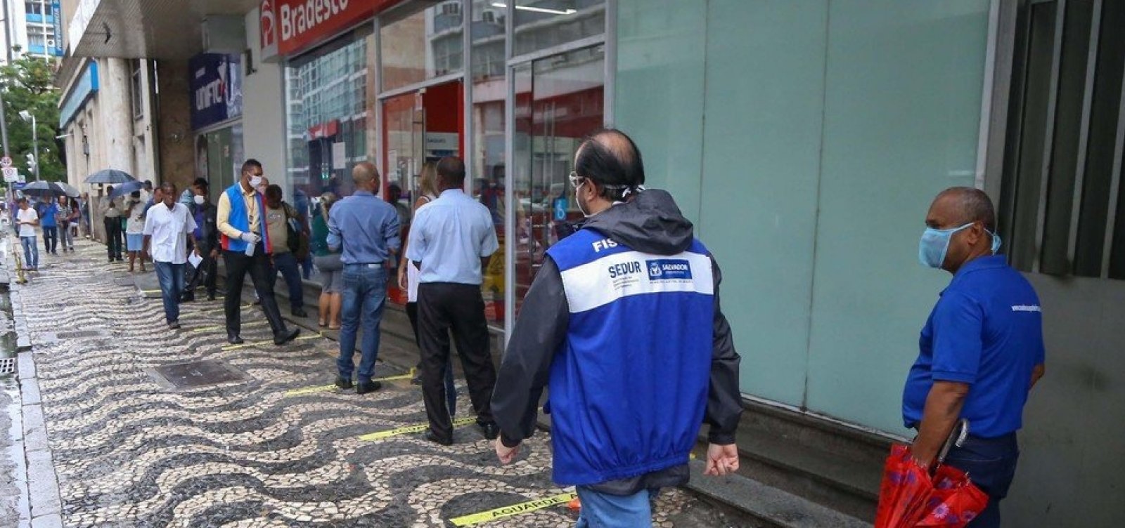 Bancos e lotéricas de Salvador devem ter monitores de filas a partir desta sexta