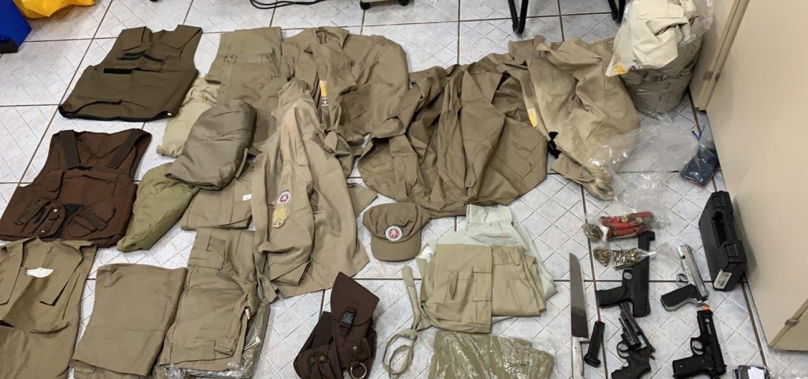 Suspeitos de roubos em Salvador usando fardas da PM são presos