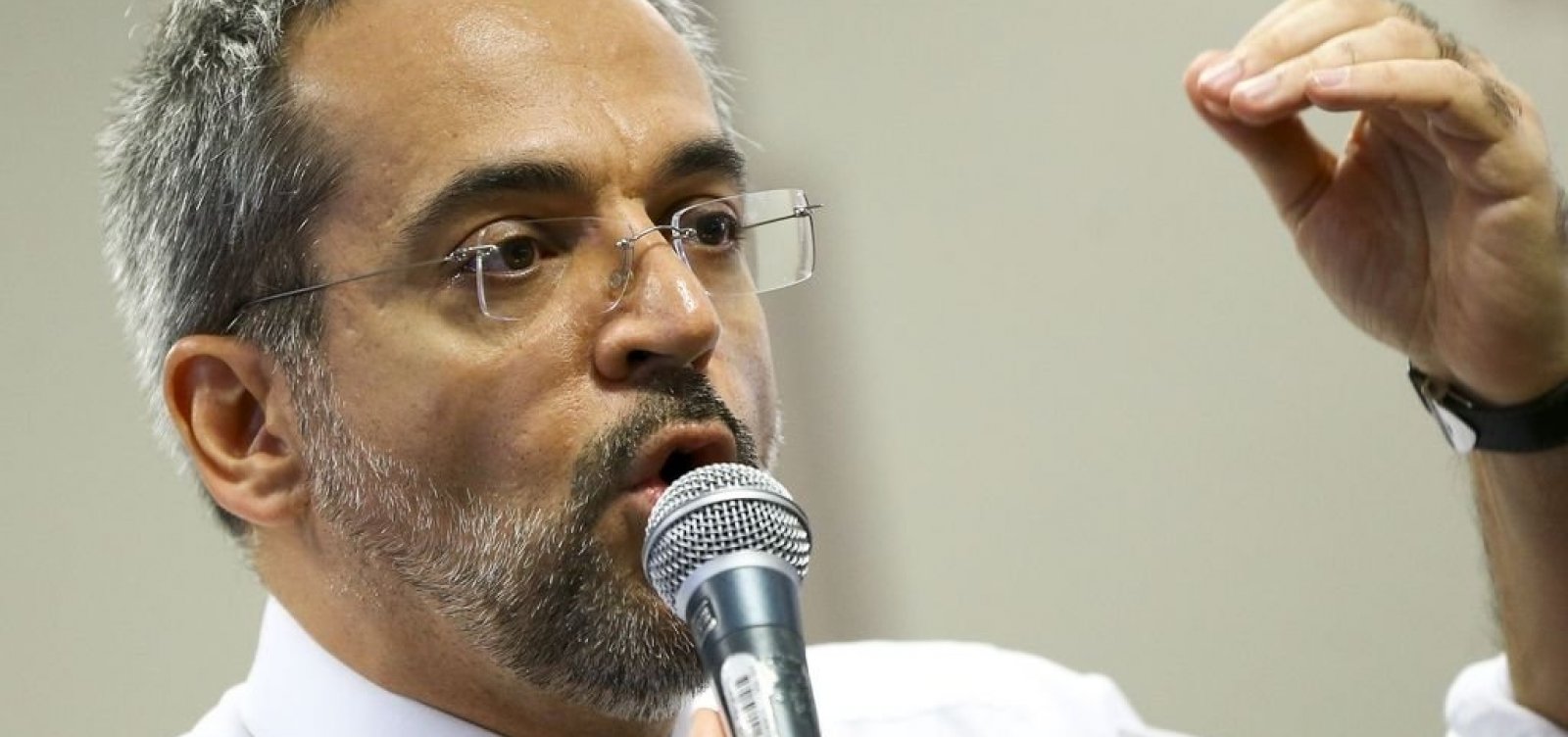 Senador pede apreensão de passaporte de Weintraub para impedir que ele saia do Brasil