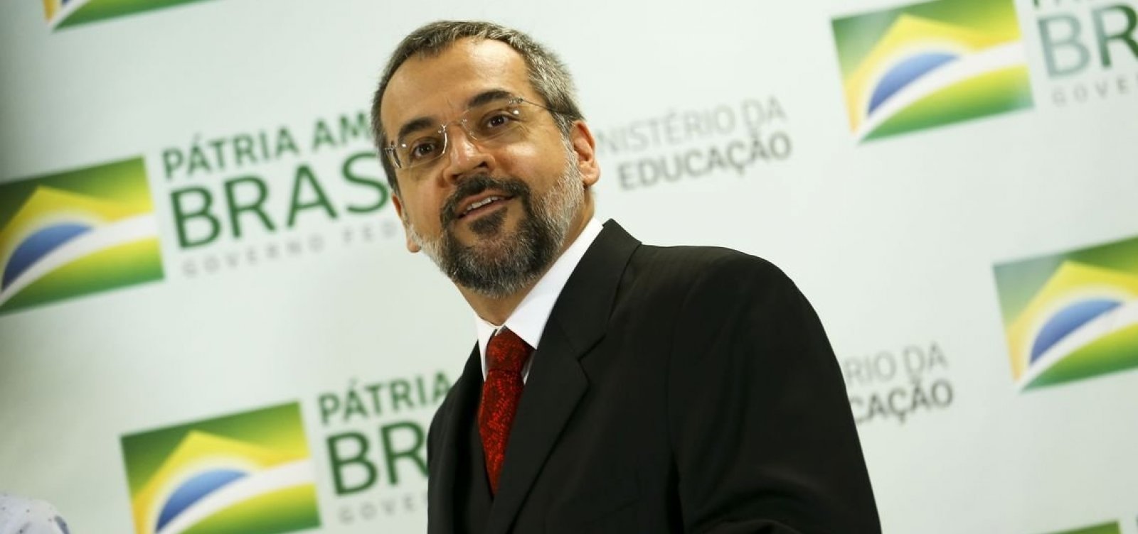 Alvo de inquérito no STF, Abraham Weintraub sai do Brasil
