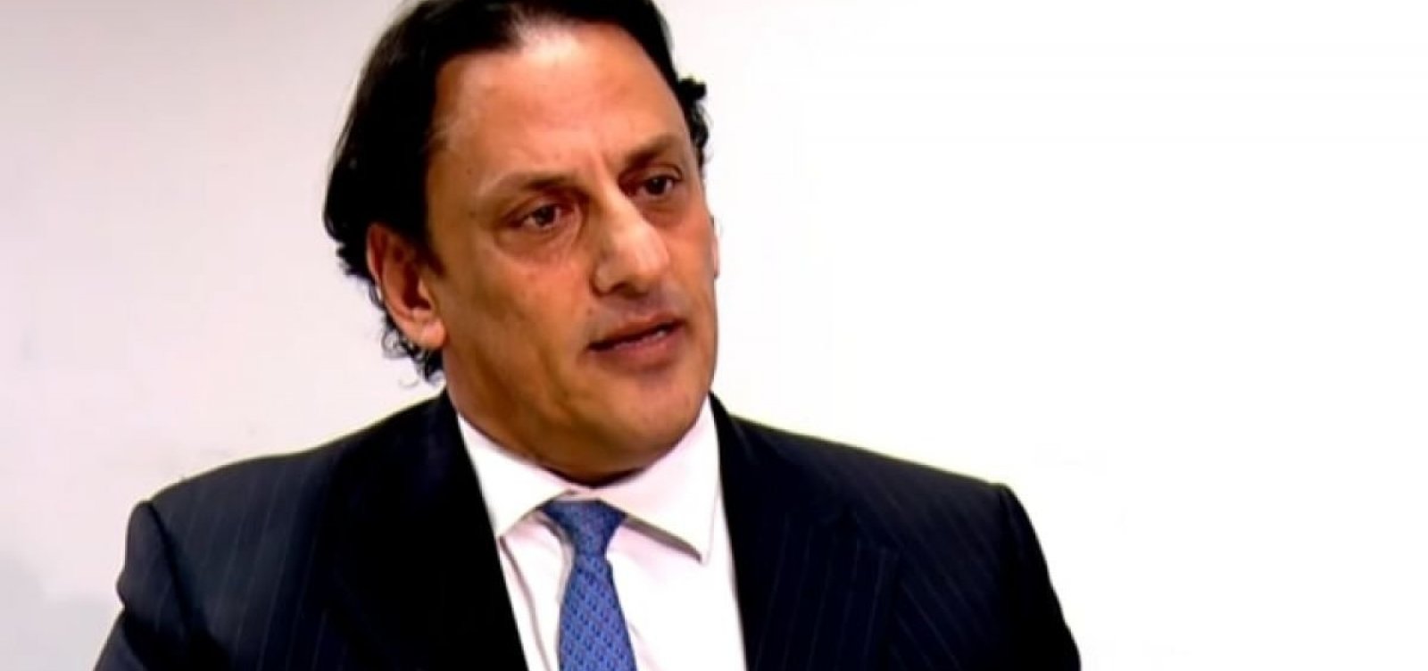 Wassef se mostra humilhado e com raiva de Bolsonaro e da prisão de Queiroz em seu escritório