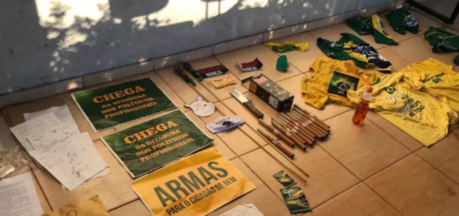 Polícia cumpre mandado em chácara de grupo bolsonarista em Brasília e apreende fogos de artifício e cofre