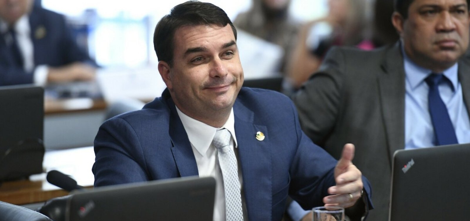 Flávio Bolsonaro contrata ex-advogado de Sérgio Cabral para lugar de Wassef em sua defesa