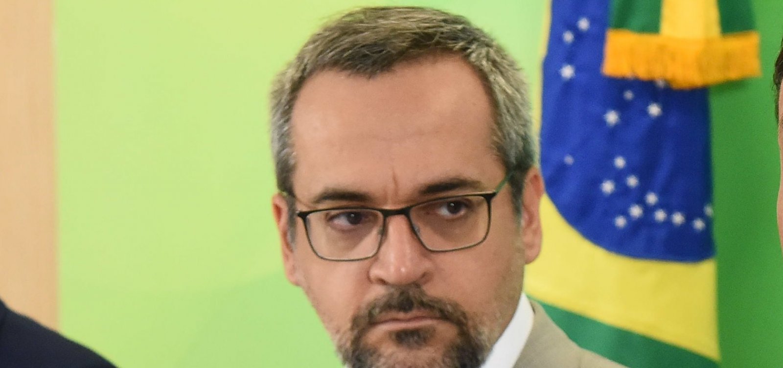 Weintraub causa 'indignação' ao sair às pressas para os EUA, diz NYT