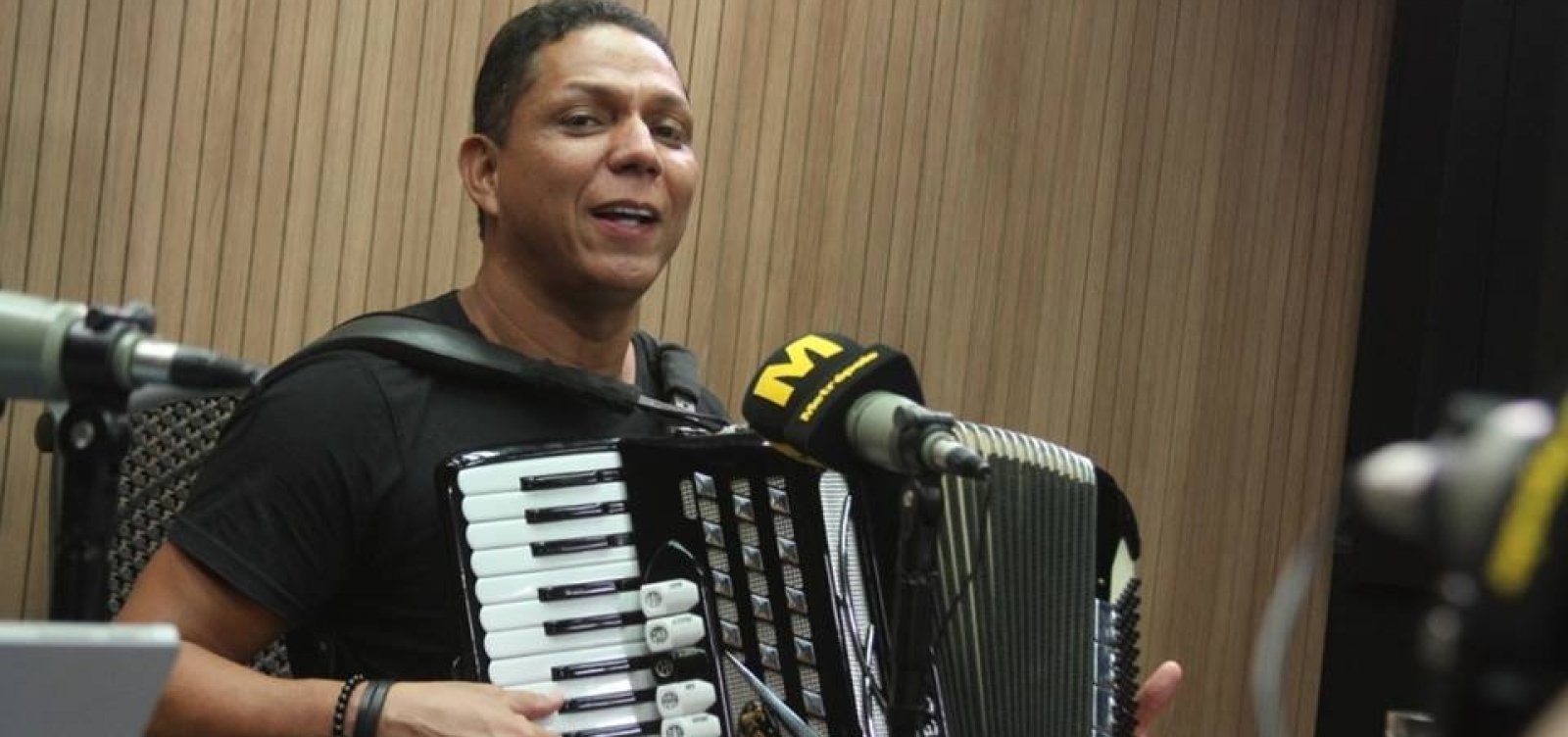 Targino Gondim critica Léo Santana em especial de São João: ‘Bahia tem uma gama de artistas do forró’ 