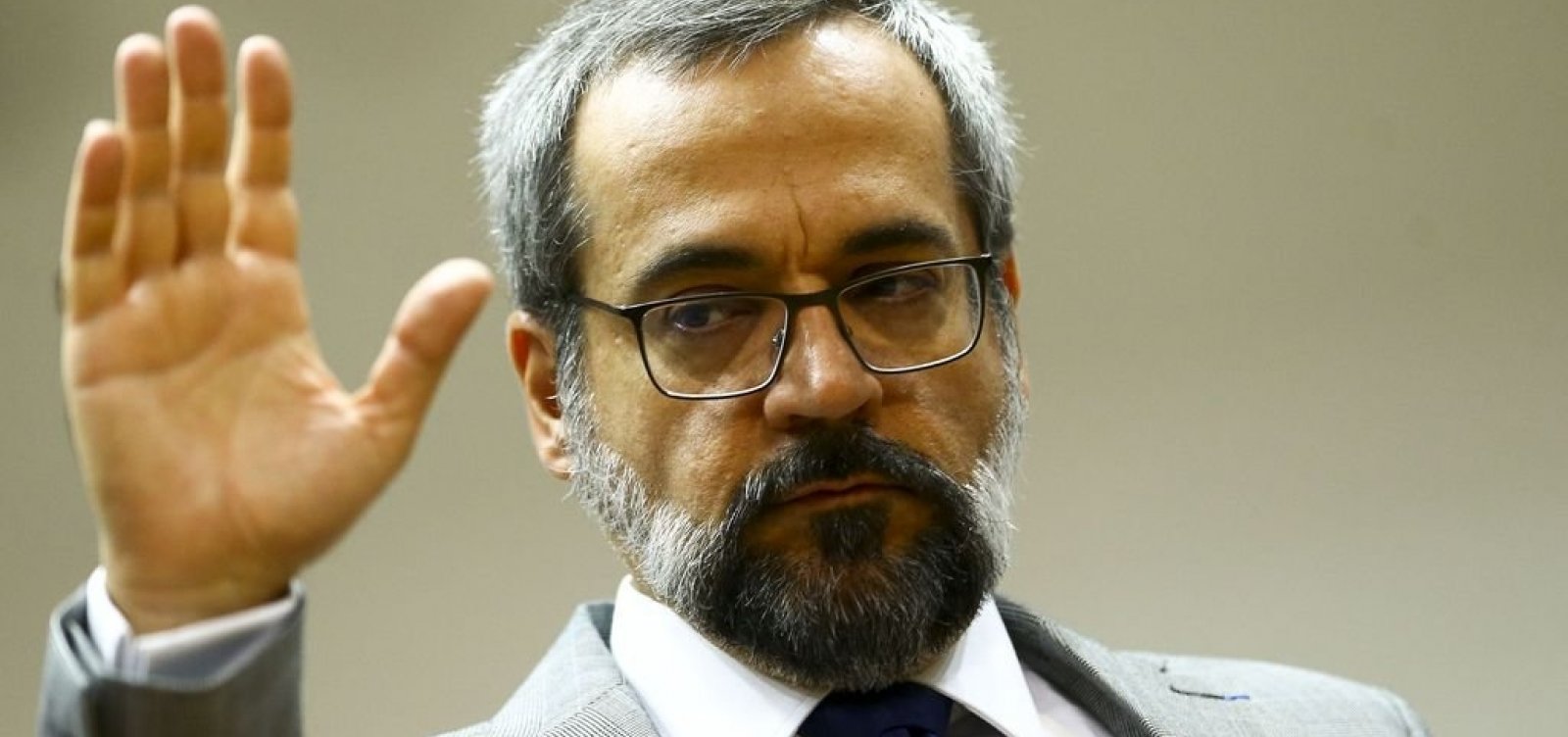 Governo admite que Weintraub pediu exoneração só após chegar aos EUA