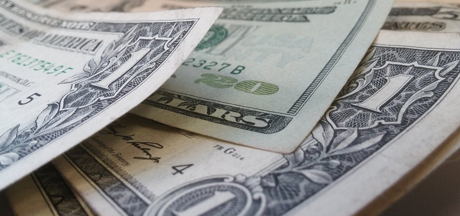Dólar tem queda de 2% e fecha a R$ 5,15