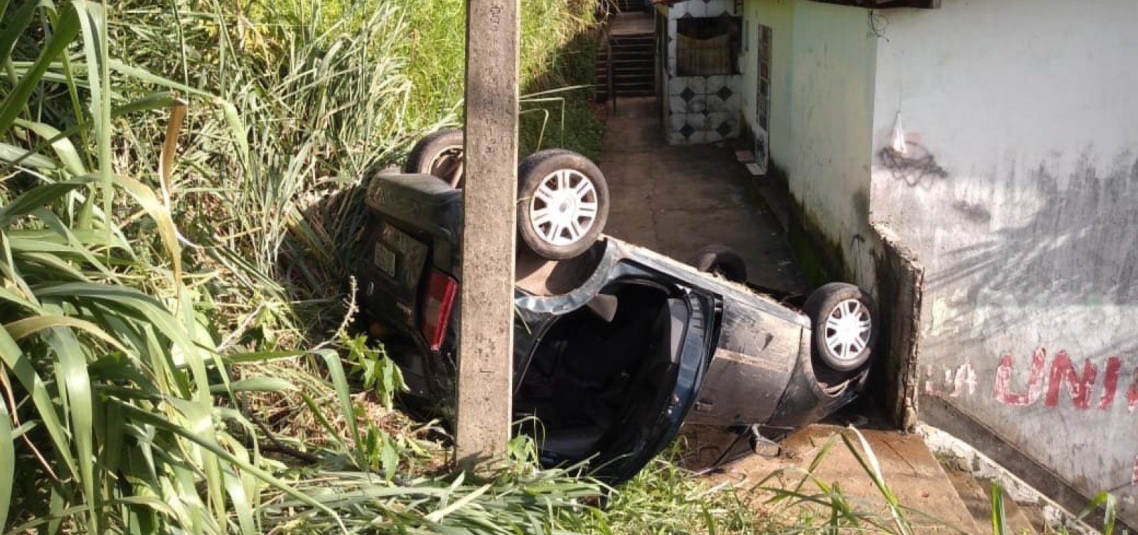 Veículo cai em escadaria e capota no Engenho Velho de Brotas; não há registro de vítimas