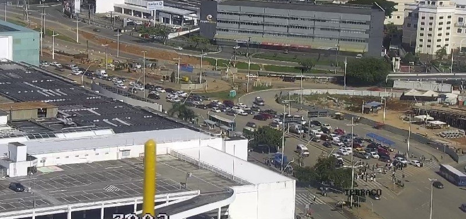 Profissionais de salões de estética realizam protesto em frente ao Shopping da Bahia