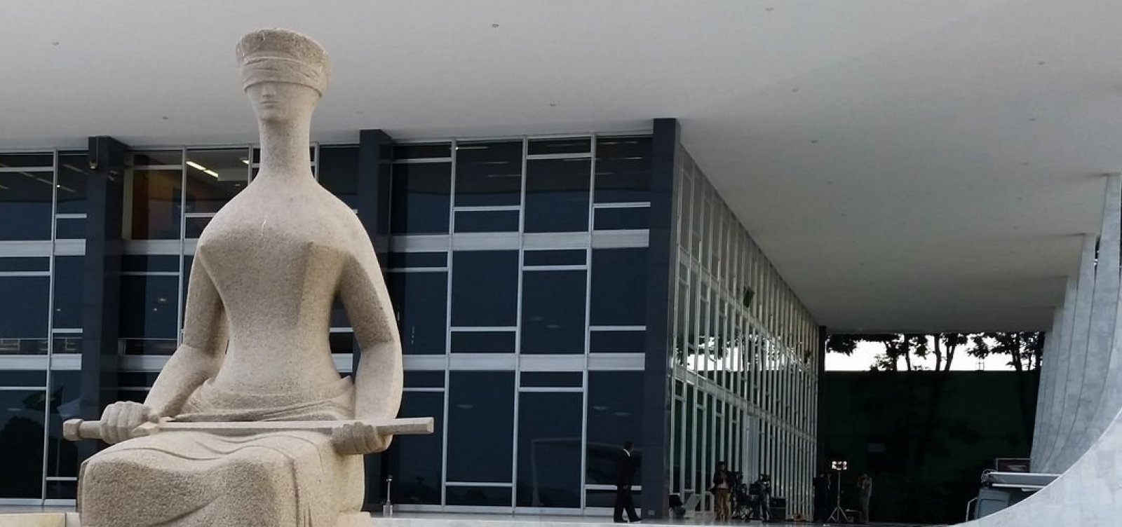 STF mantém proibição de reduzir salário de servidor para adequar despesas