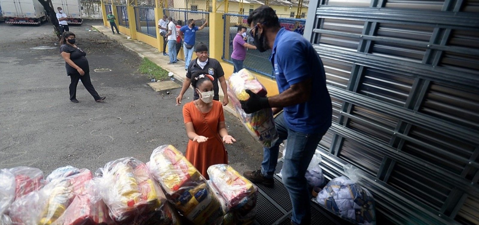 Prefeitura distribui mais de 700 cestas para ambulantes de São Cristóvão