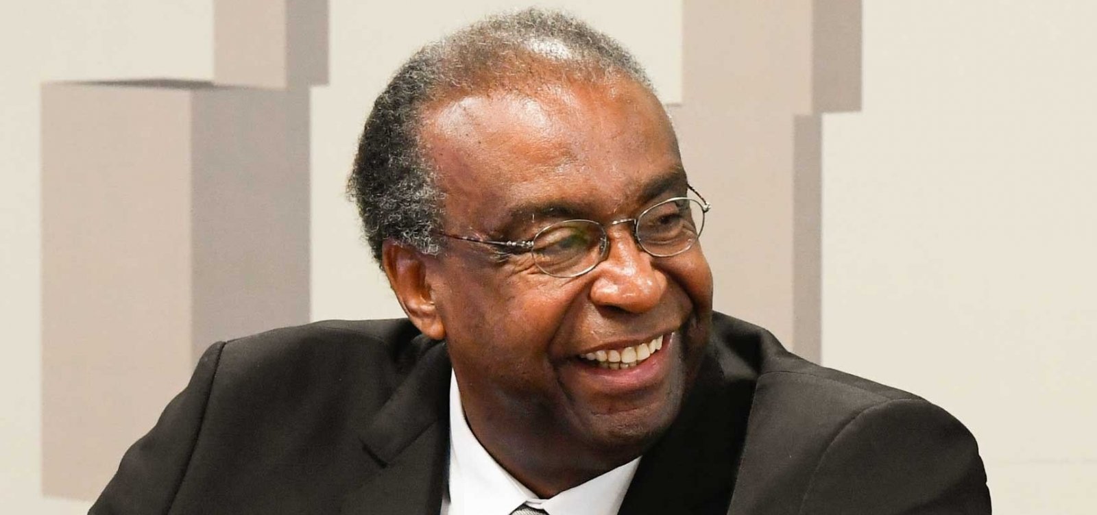 Após revelações de fraudes, governo adia posse de ministro da Educação 