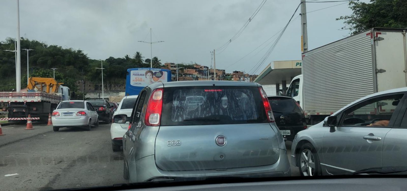 Obras travam trânsito na Avenida Cônego Pereira
