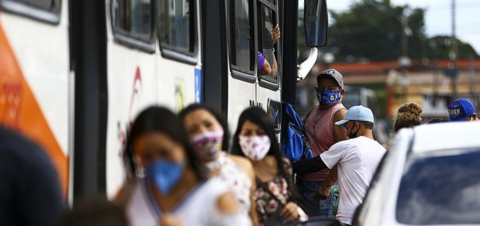 Brasil tem 1.373.006 casos de Covid-19, diz consórcio de imprensa em boletim das 8h