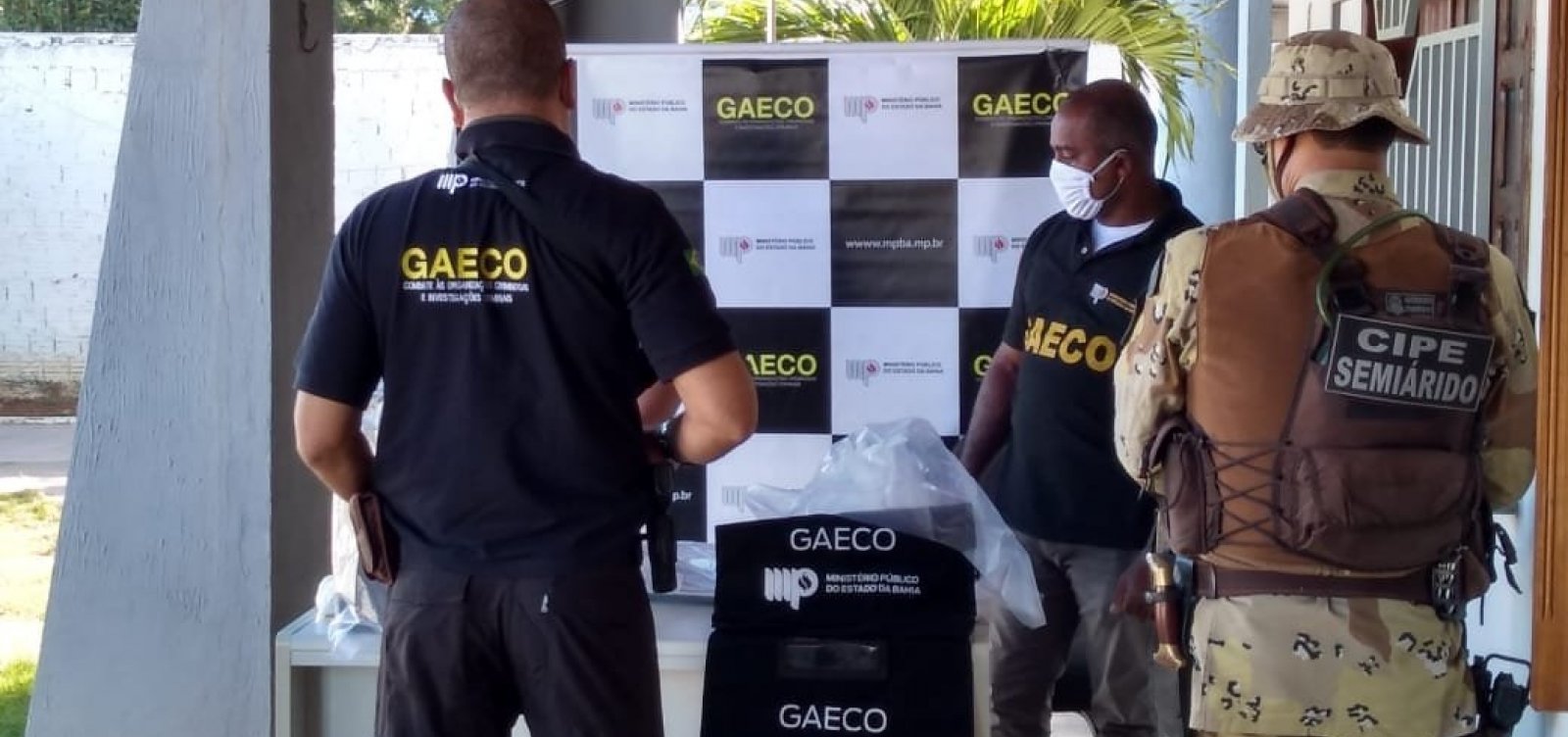 Polícia cumpre mandado na Bahia em investigação sobre compra de testes de coronavírus