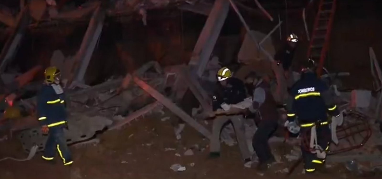Cinco pessoas ficam feridas em desabamento de prédio na Grande Curitiba