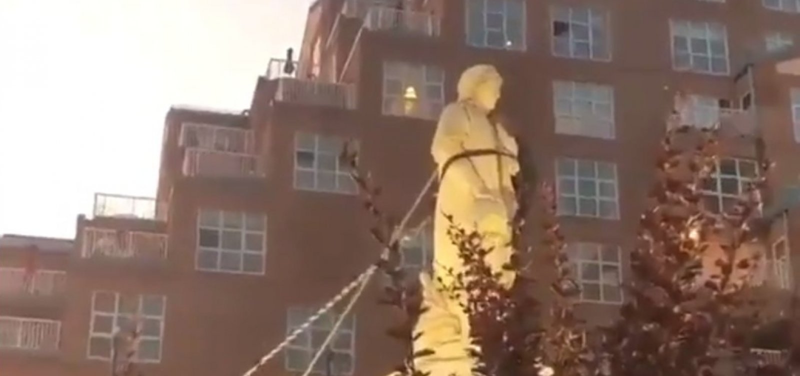 Estátua de Cristovão Colombo é derrubada em Baltimore, nos EUA