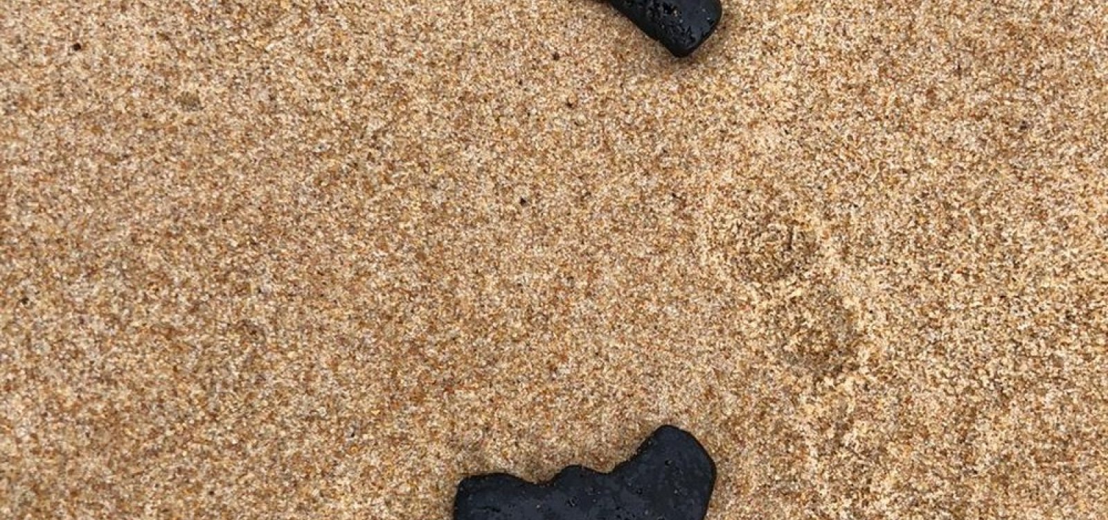 Manchas de óleo são encontradas em praia de Camaçari
