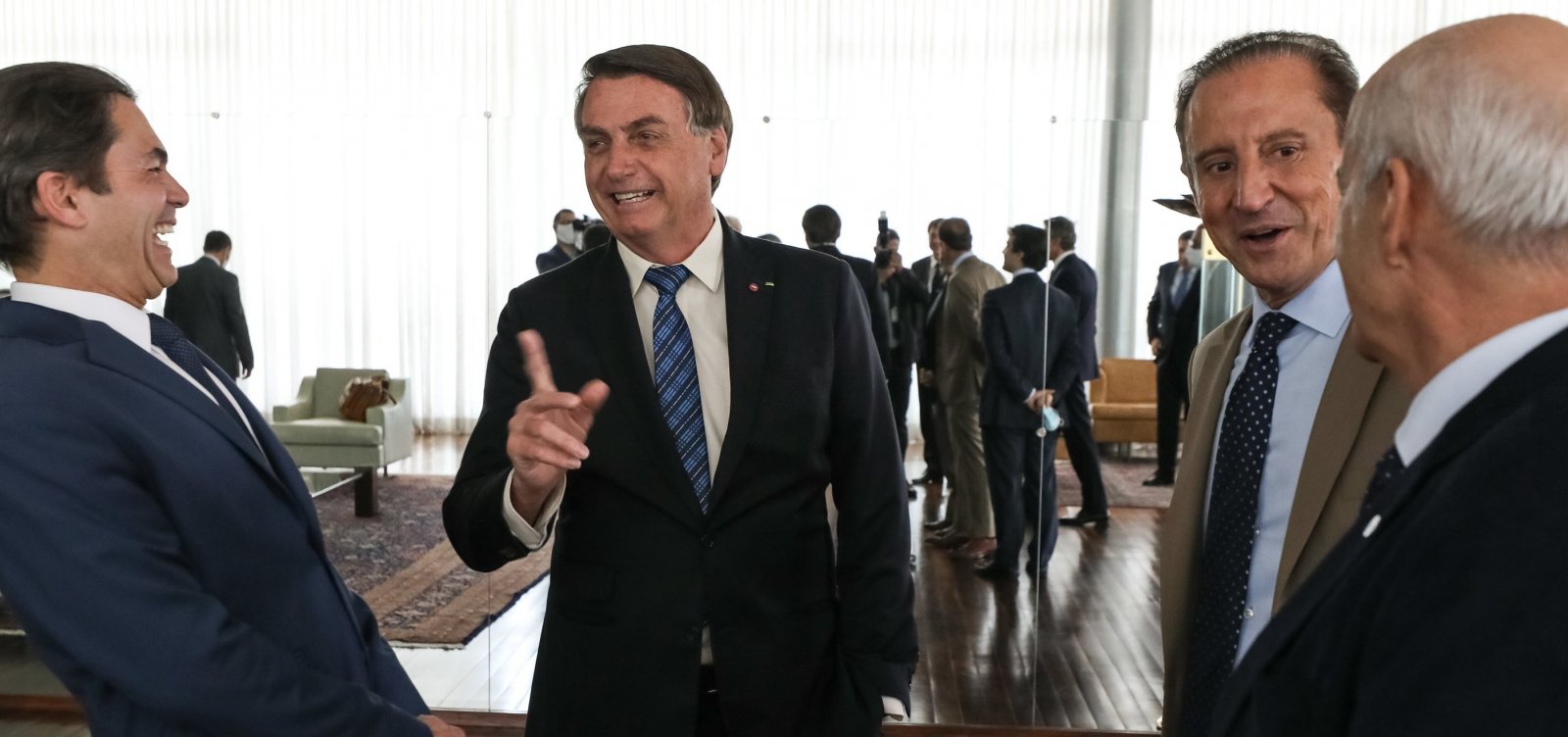 Aliados de Bolsonaro tentam volta dos showmícios para agradar centrão