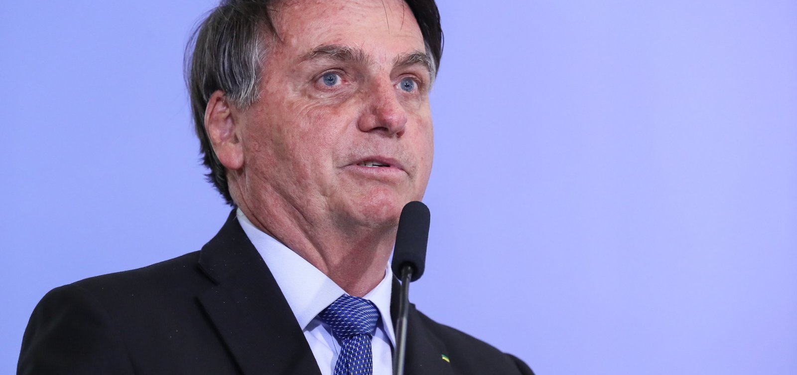 Assista: Com Covid-19, Bolsonaro tira máscara em entrevista coletiva 