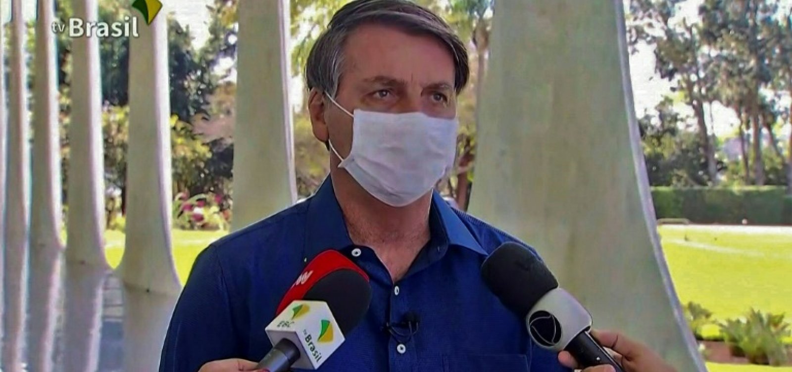 Jornalistas que tiveram contato com Bolsonaro durante entrevista são afastados por emissoras