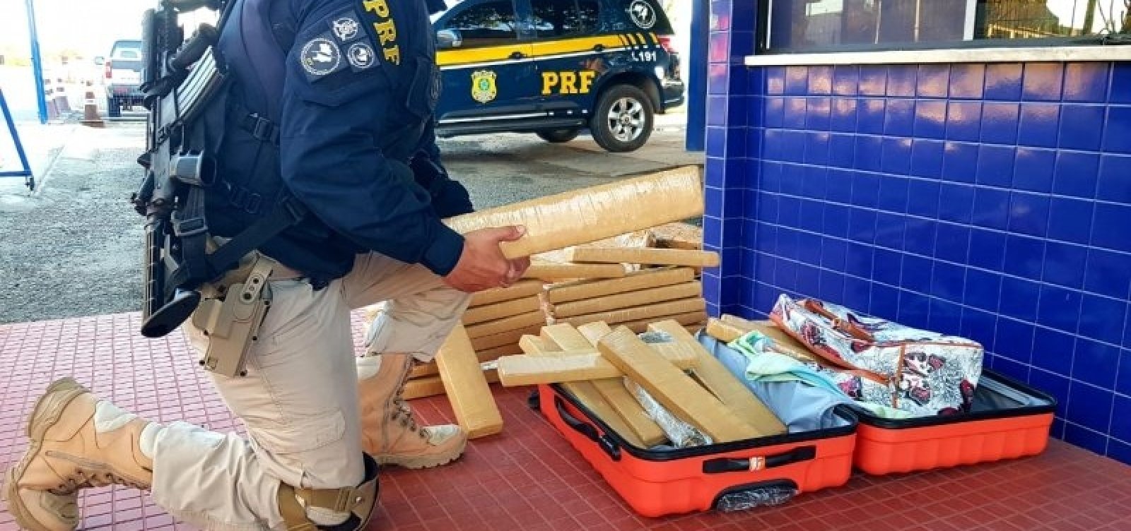 Mulher é presa com 40 kg de maconha na bagagem; droga é avaliada em R$ 50 mil