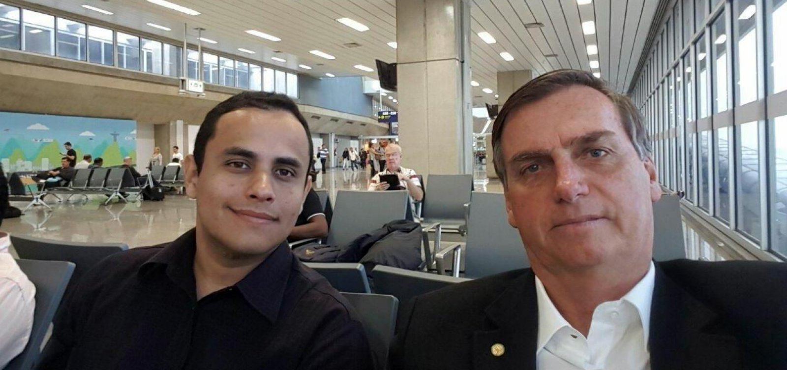 Assessor de Bolsonaro é identificado como administrador de páginas de fake news removidas no Facebook