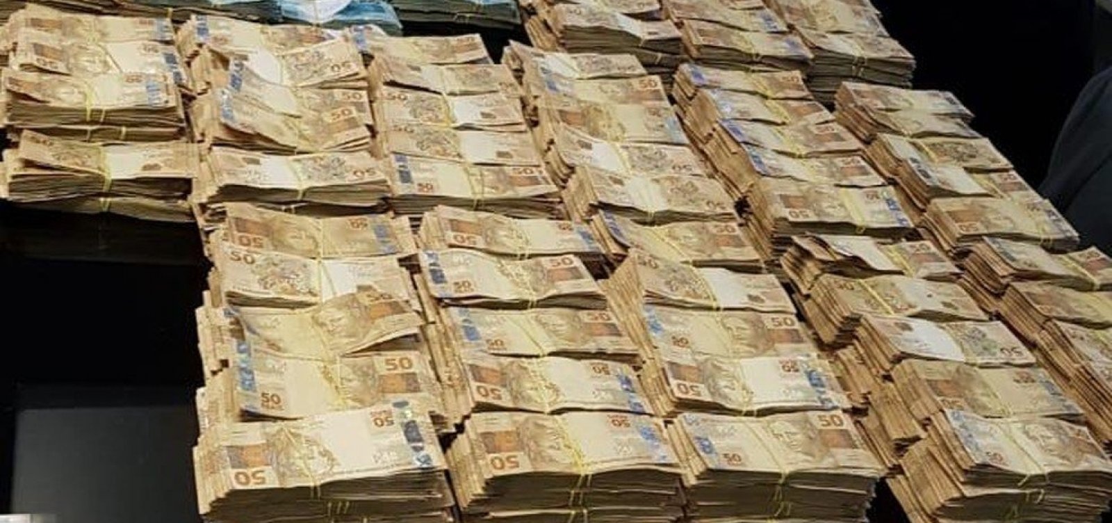 Cerca de R$ 6 milhões são encontrados na casa de ex-secretário de Saúde do Rio