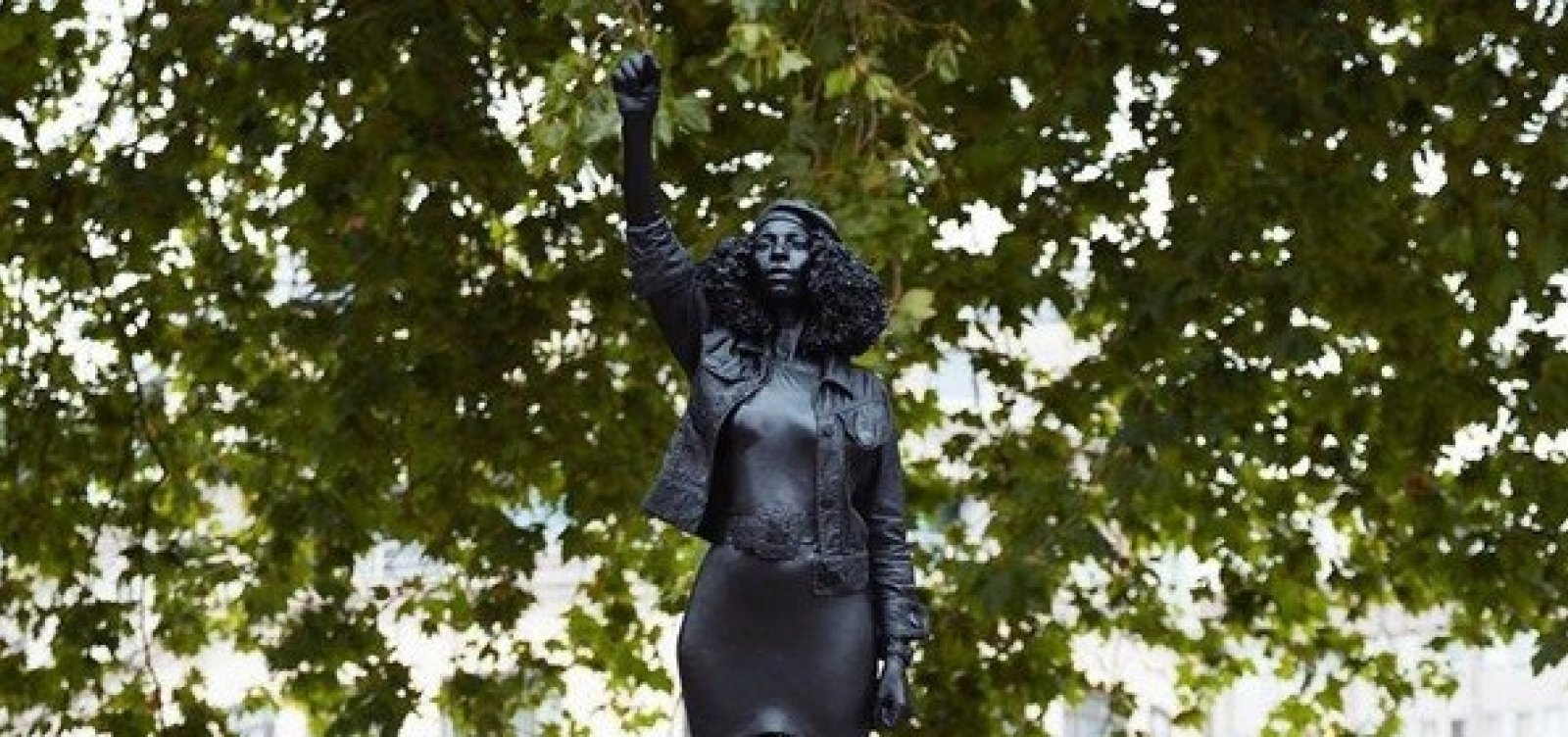 Estátua de escravocrata é substituída por uma de manifestante negra no Reino Unido