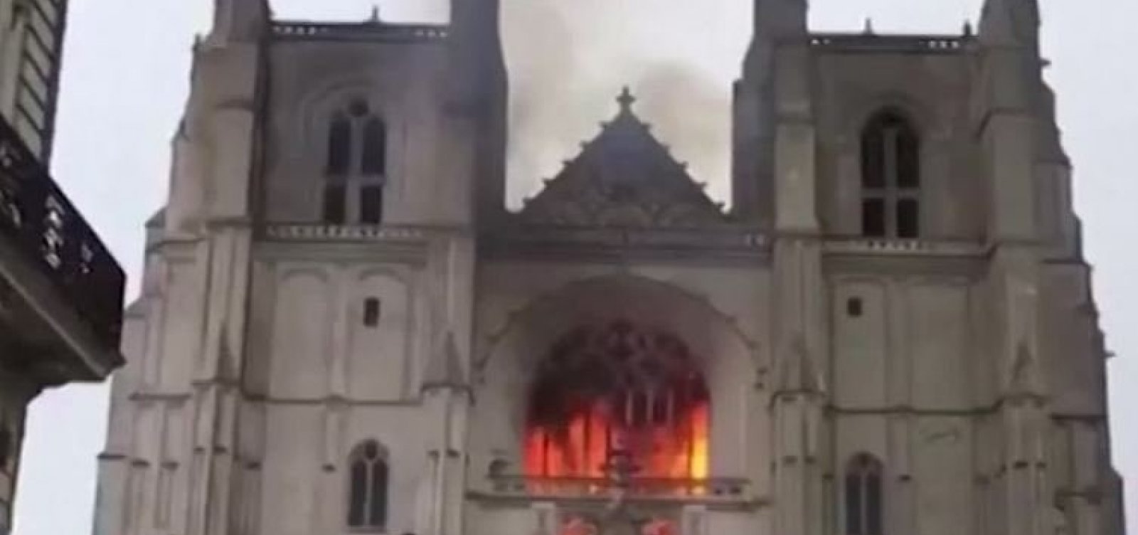 Incêndio atinge catedral de Nantes, na França; órgão e vitrais foram destruídos