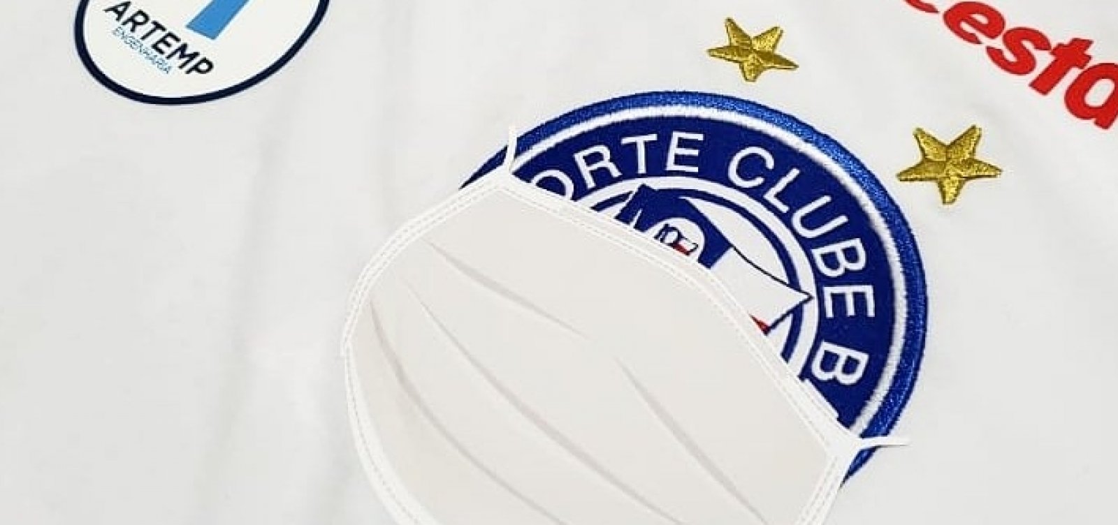 Bahia estreia em retorno do Nordestão com máscara estampada em escudo da camisa