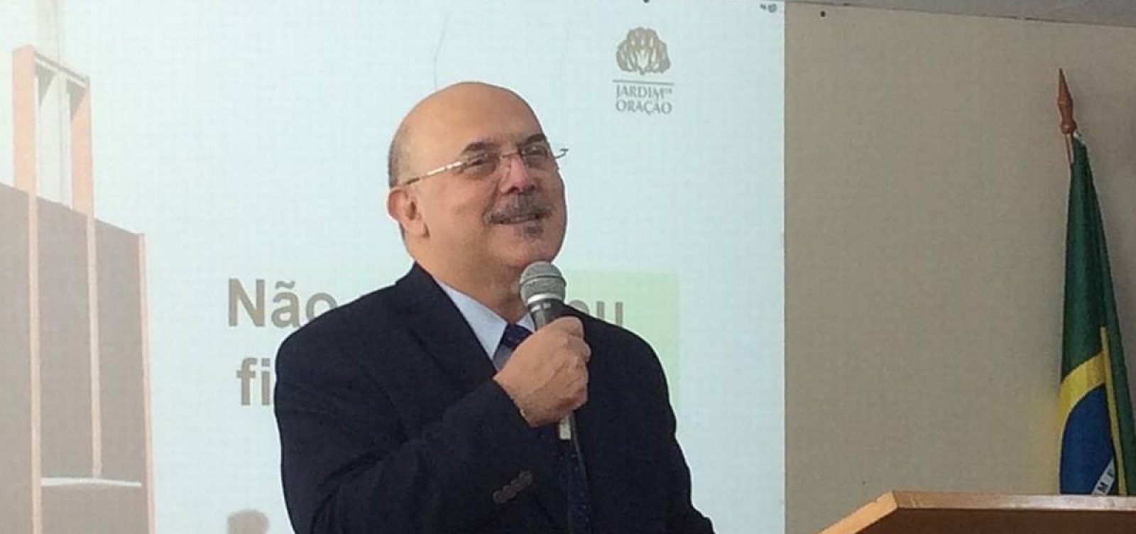 Ministro da Educação anuncia que está com coronavírus