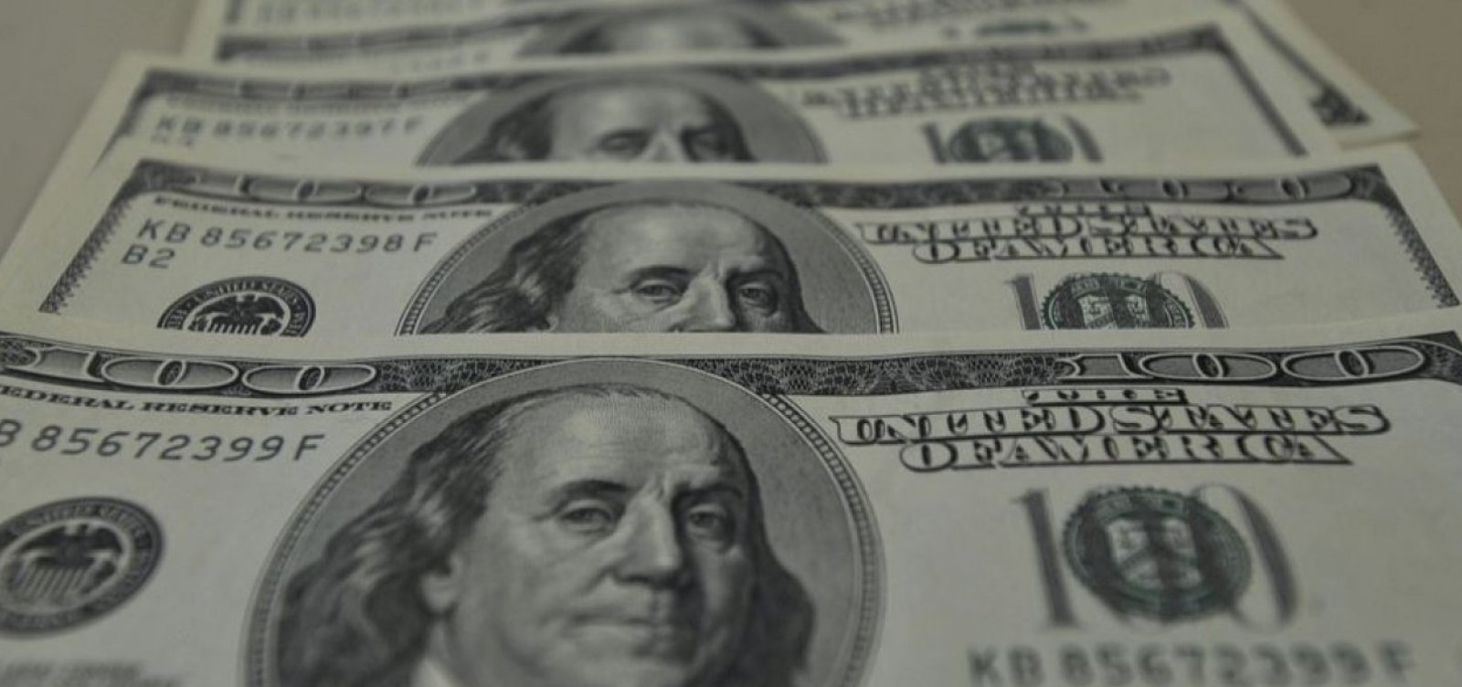 Dólar fecha em queda de 1,80% na menor cotação em mais de um mês