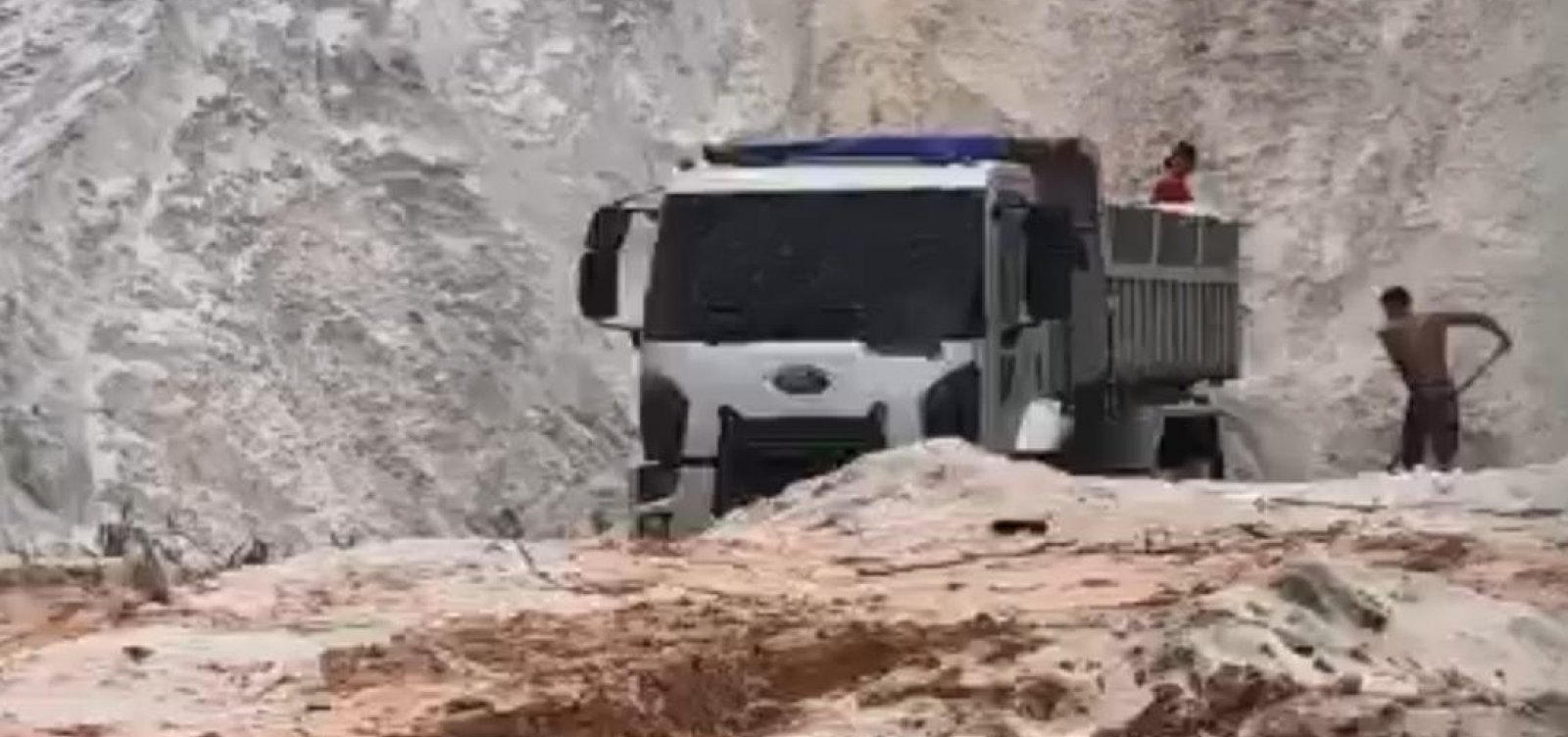 Homem é detido após ser flagrado retirando areia das dunas de Camaçari