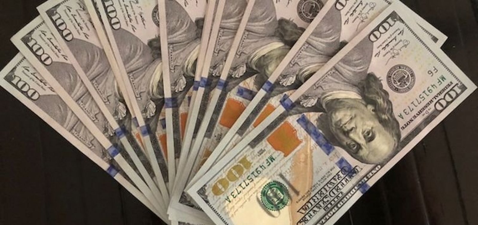 Dólar fecha em queda, com cautela nos mercados internacionais