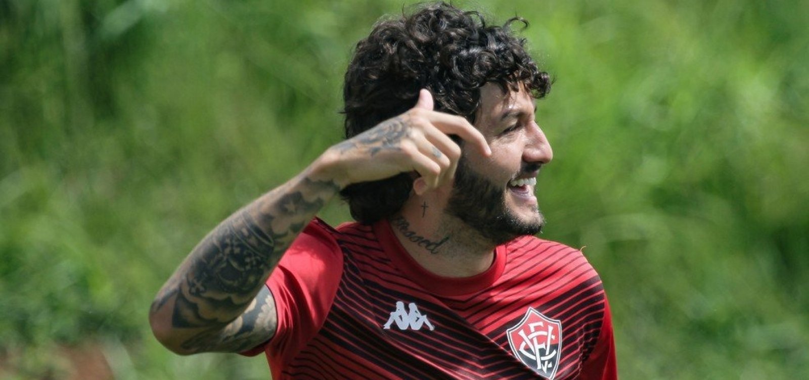 Meia Fernando Neto renova contrato com o Vitória até final de 2021