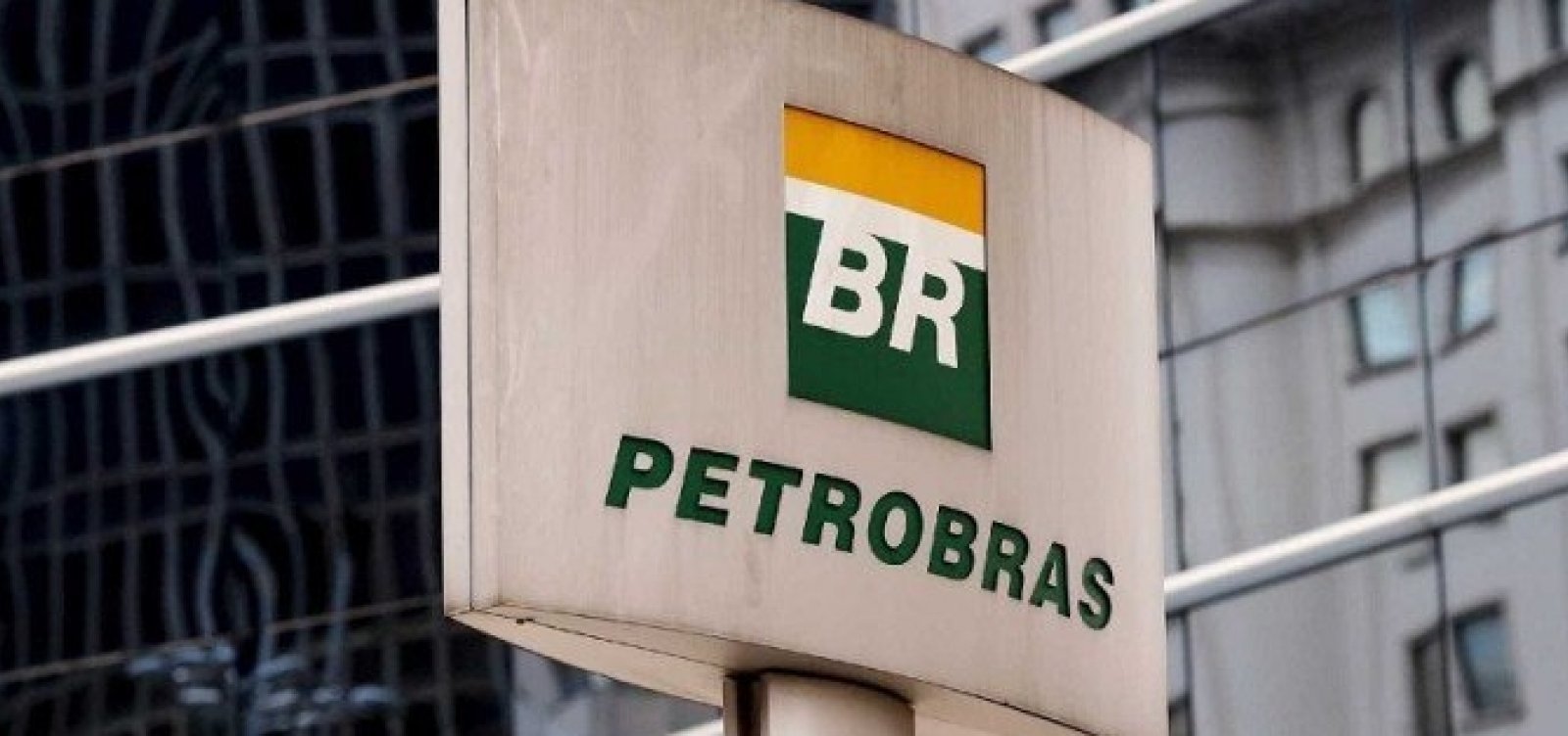 Petrobras reduz preço da gasolina em 4% nas refinarias a partir de sexta