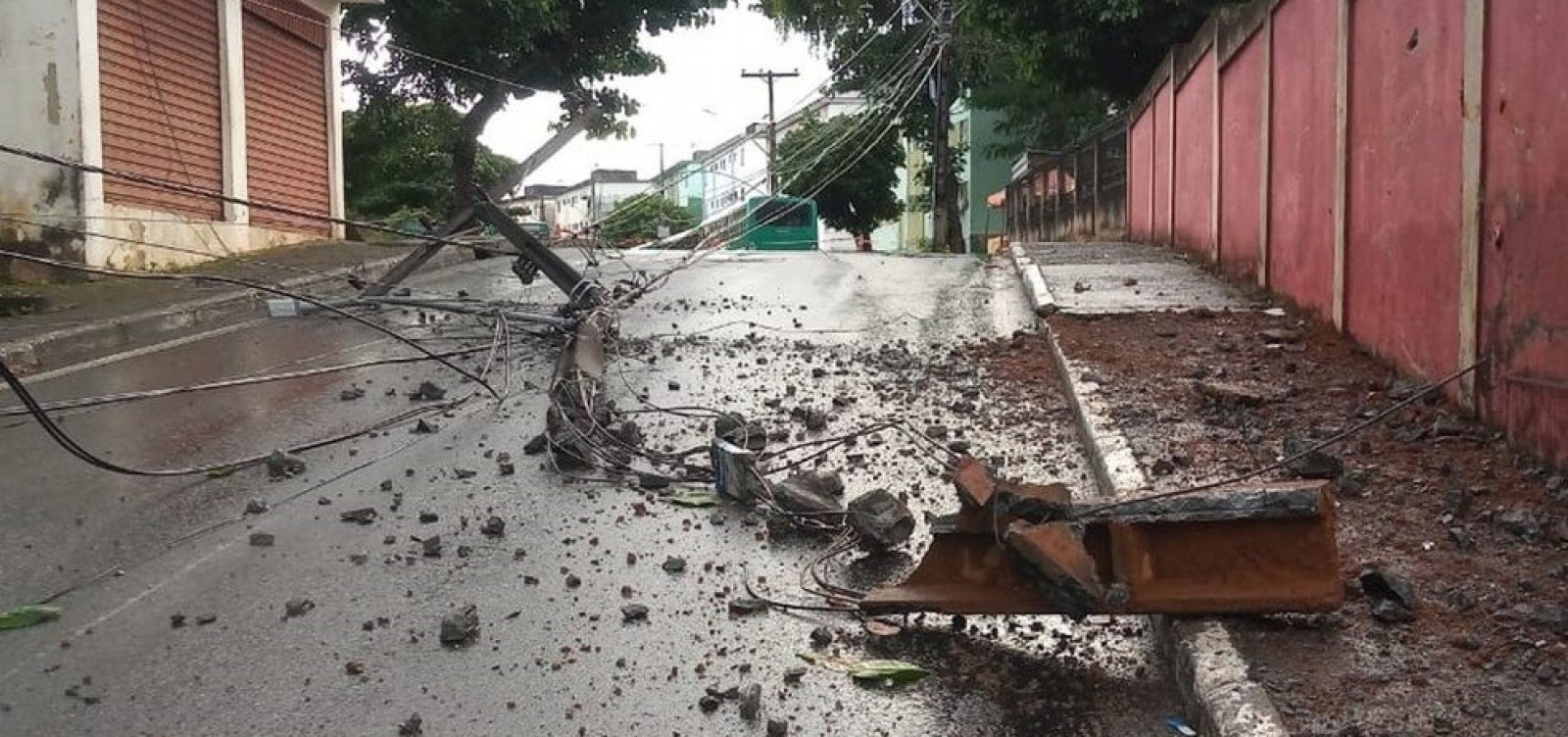 Carro bate em poste e deixa região sem energia no Cabula VI