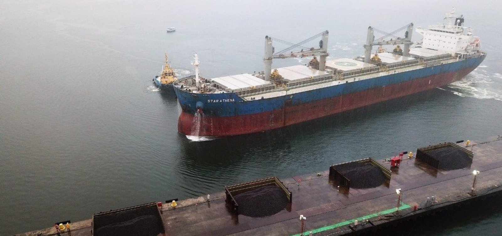 Carregamento de 44 mil toneladas de minério baiano começa a ser preparado para envio à China