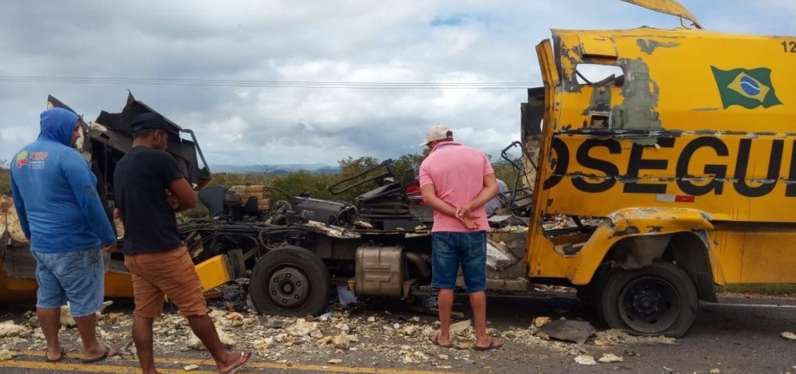 Carro-forte parte ao meio após ser explodido em tentativa de assalto no norte da Bahia