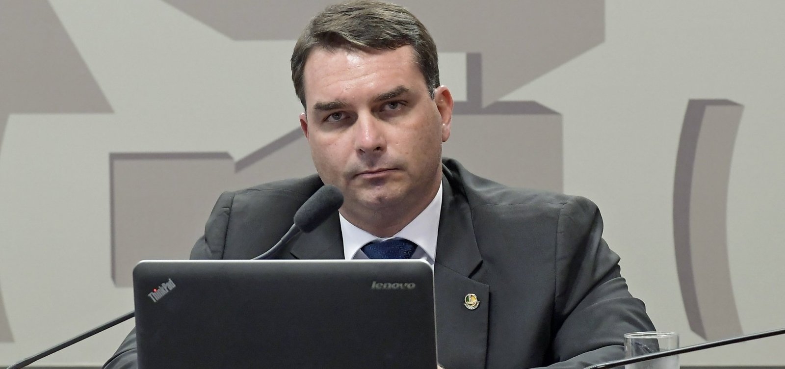 Flávio Bolsonaro admite que Queiroz pagava suas contas pessoais