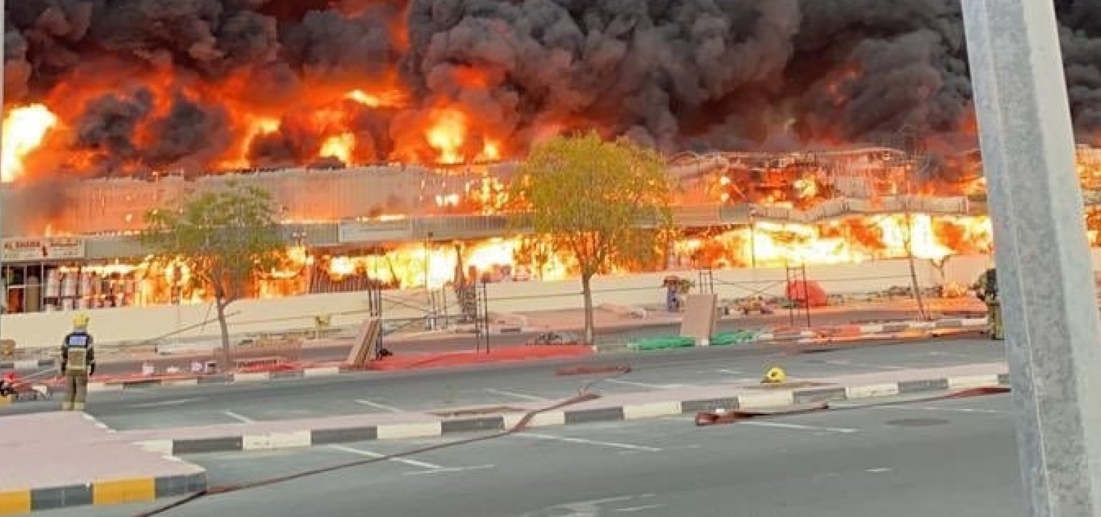Incêndio de grandes proporções destrói mercado em cidade nos Emirados Árabes; veja vídeo