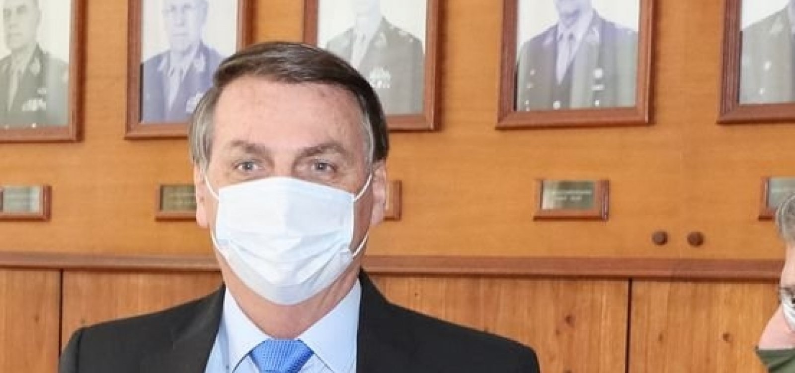 Bolsonaro assina MP que destina R$ 2 bilhões para vacina contra coronavírus