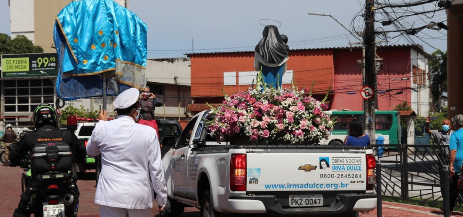 Sem cortejo dos fiéis, imagem de Santa Dulce dos Pobres percorre ruas de Salvador