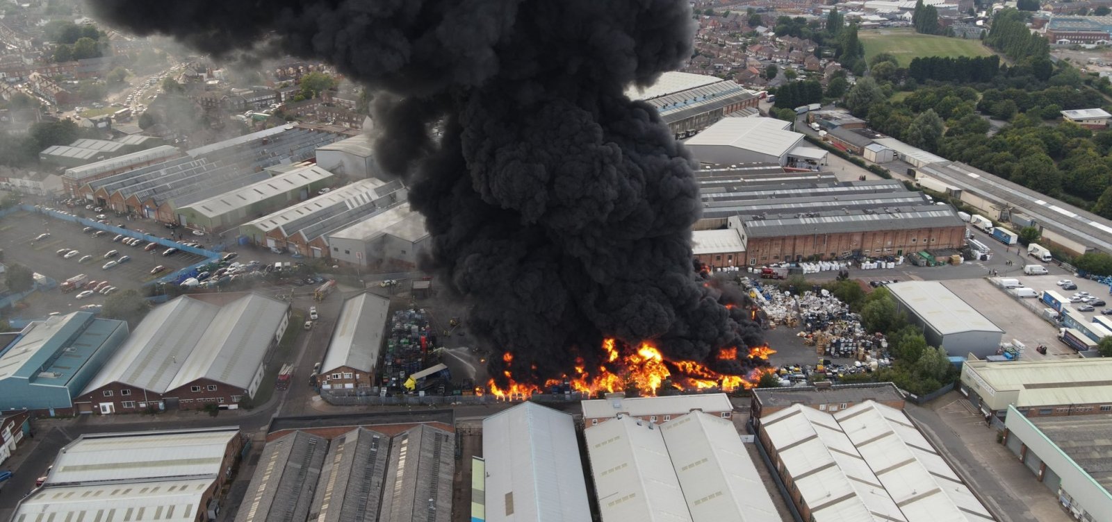Incêndio de grandes proporções atinge fábrica em Birmingham, na Inglaterra; veja vídeo