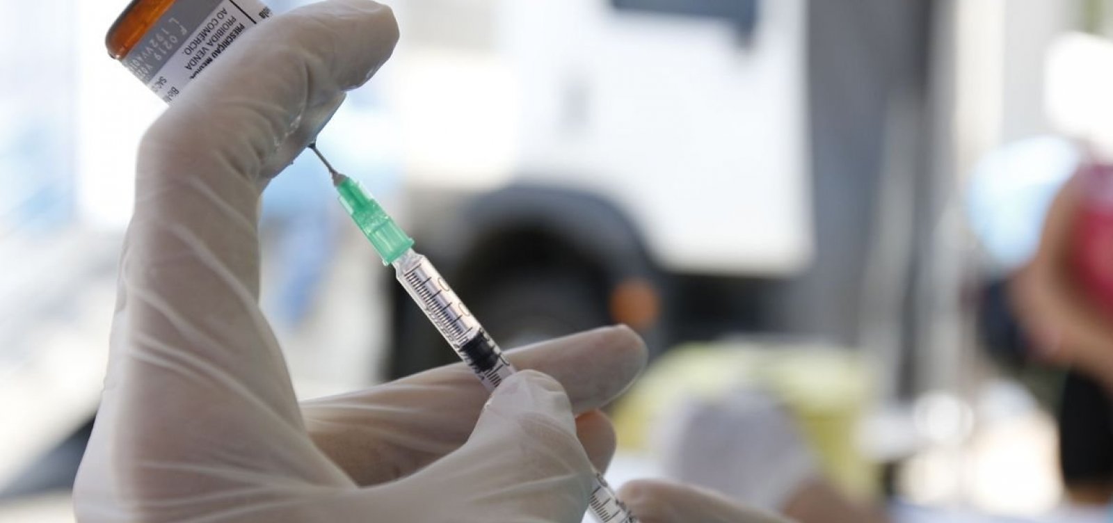 Em um mês, vacina de Oxford já testou mais de 700 baianos