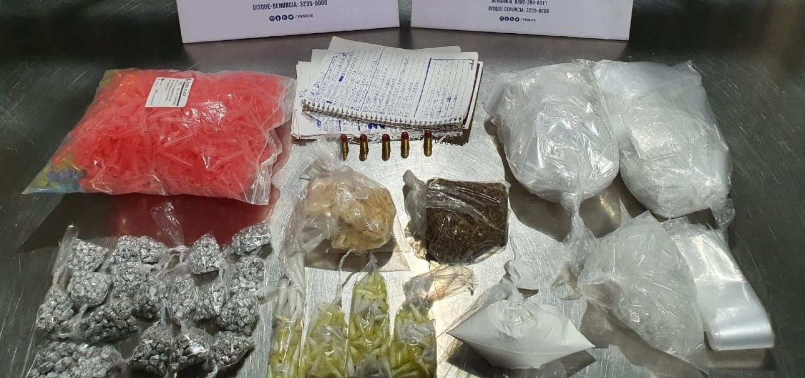 Polícia apreende mil porções de drogas em Sussuarana; suspeitos fugiram