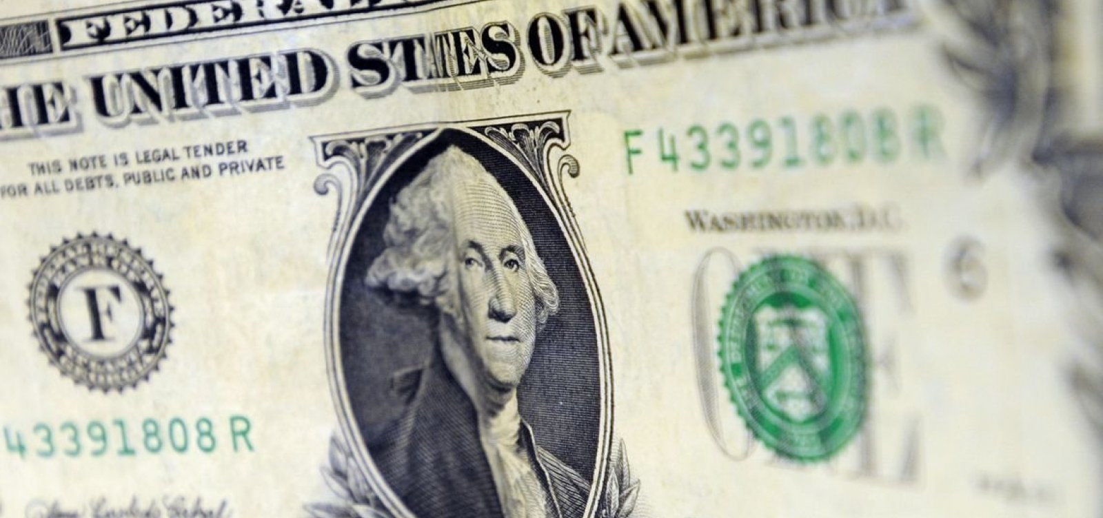 Dólar sobe 1,17% e fecha a R$ 5,42 nesta sexta